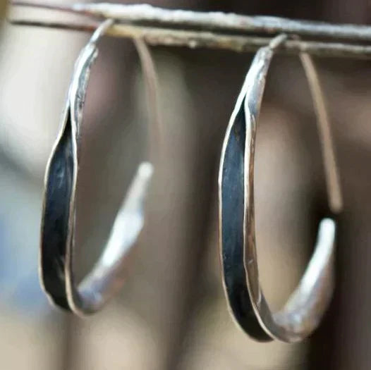 Pendientes de aro elegantes de metal oscuro y claro
