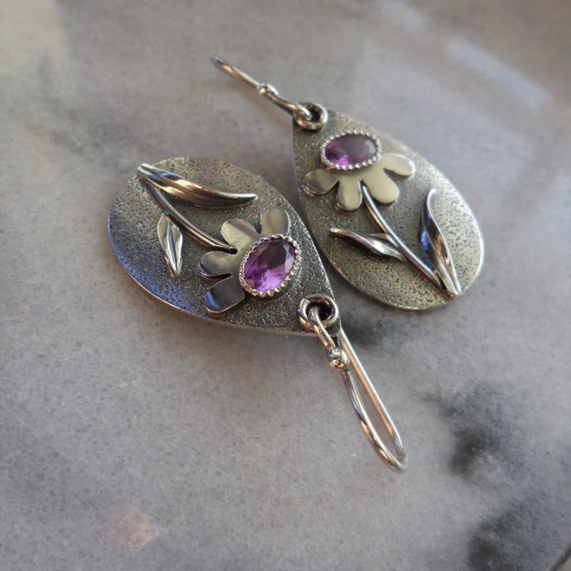 Pendientes antiguos de flores con piedras de amatista y diseño de hojas