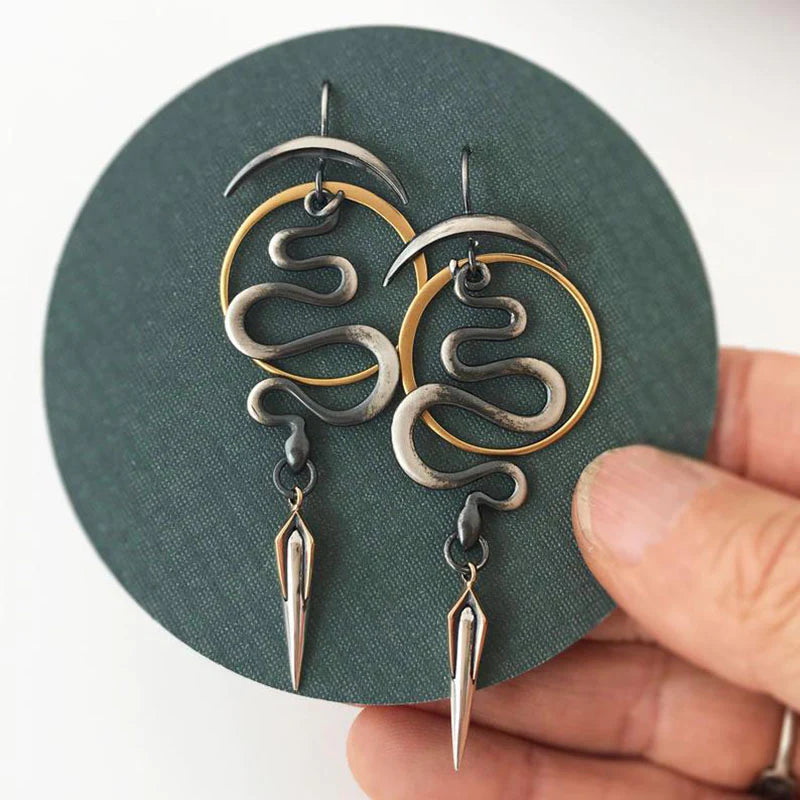 Pendientes místicos de serpiente en espiral con luna creciente y detalles de daga