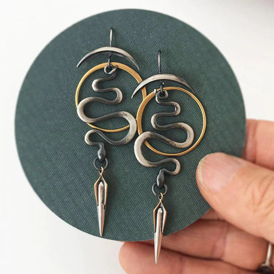 Pendientes místicos de serpiente en espiral con luna creciente y detalles de daga
