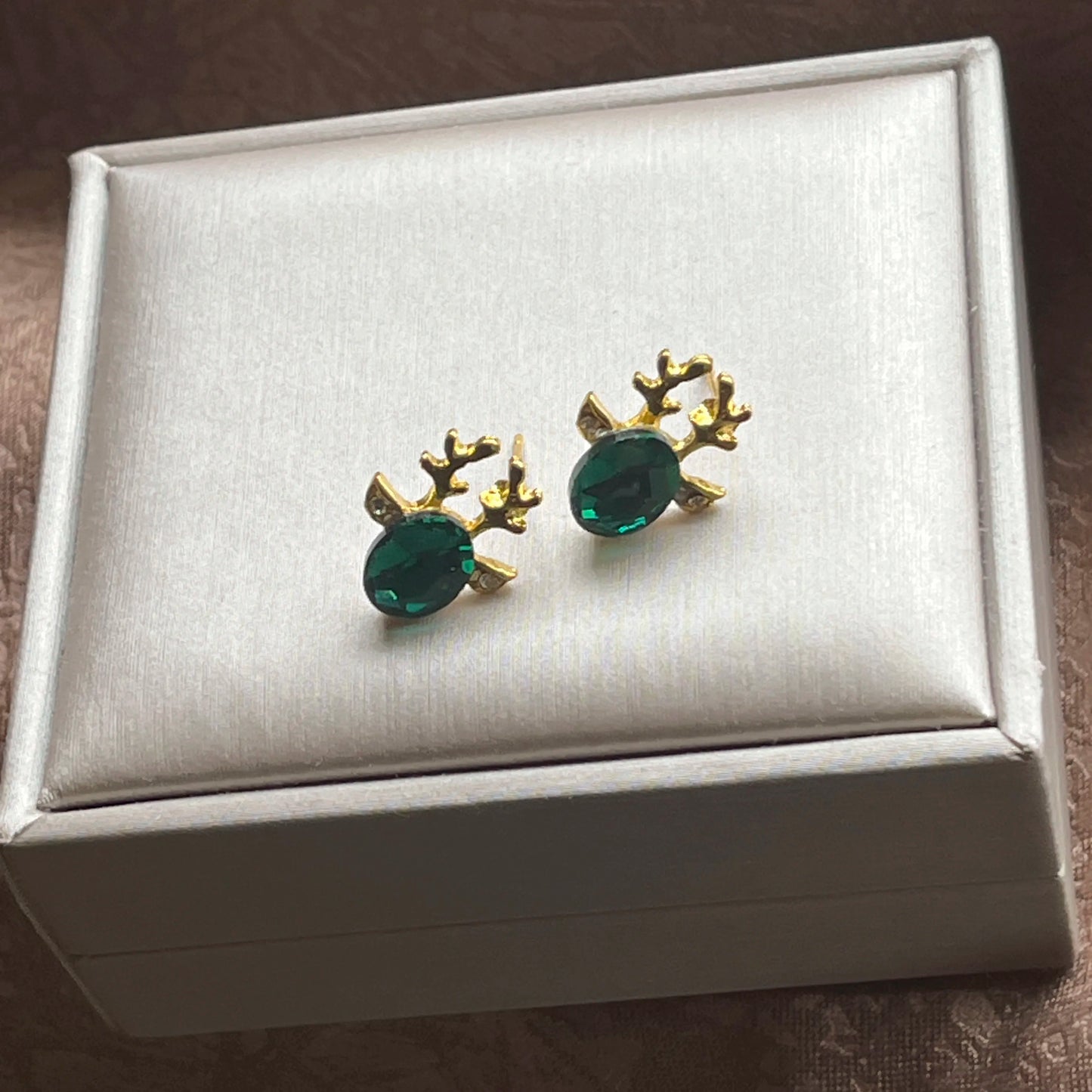 Pendientes festivos con forma de reno con brillantes piedras de cristal ovaladas y purpurina