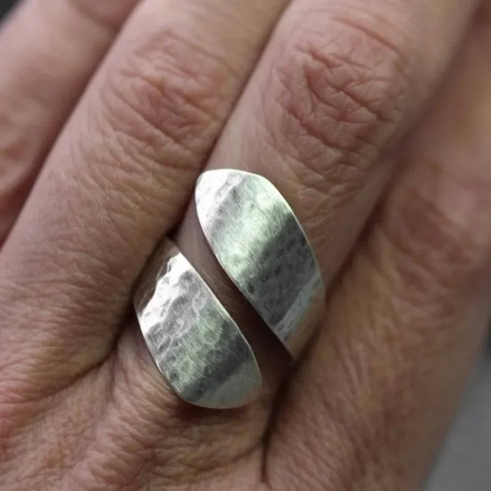 Anillo de Plata Ajustable con Diseño Martillado