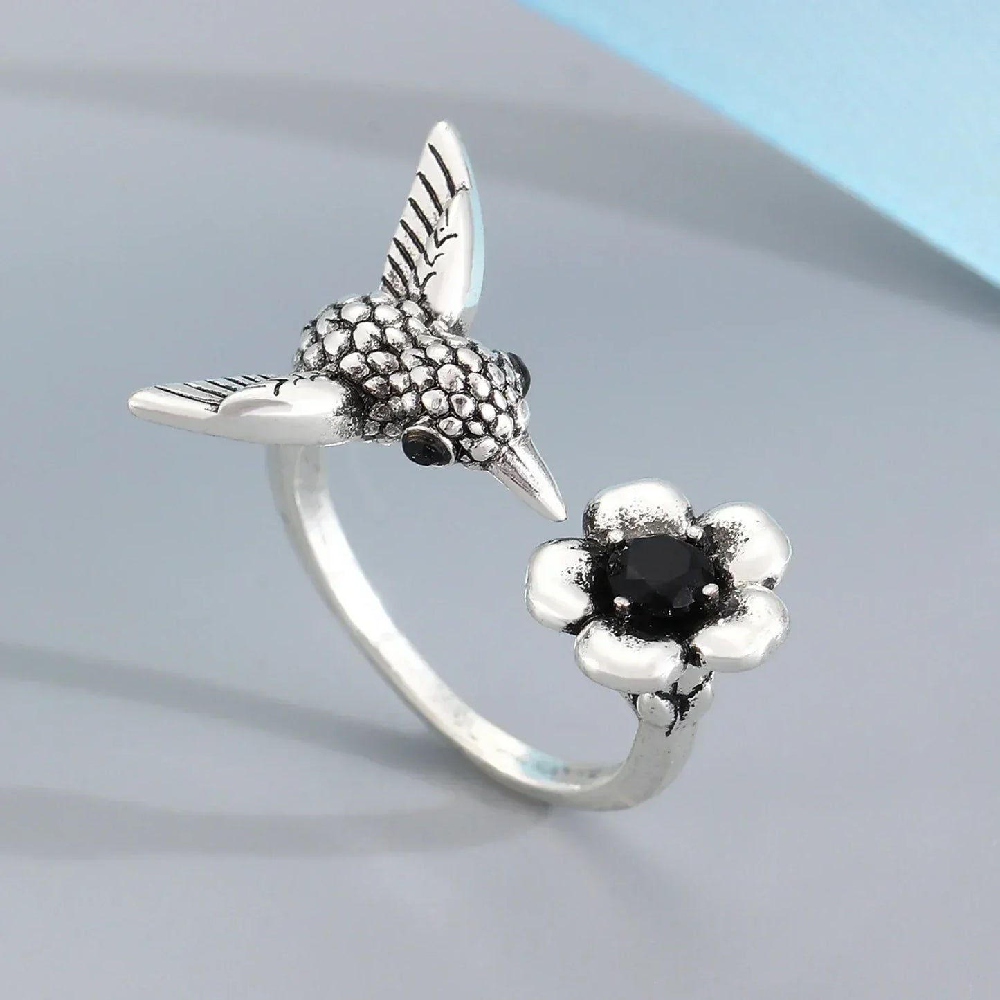 Anillo colibrí y flor