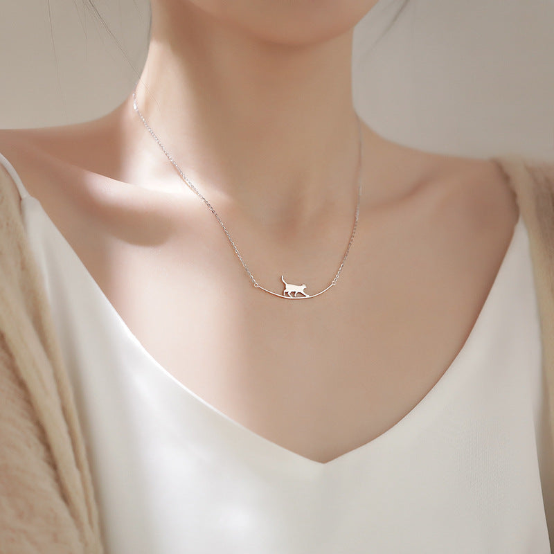 Collar minimalista con colgante de gato sobre cuerda metálica para mujer
