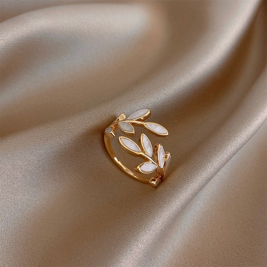 Anillo ajustable con hoja y ópalo blanco