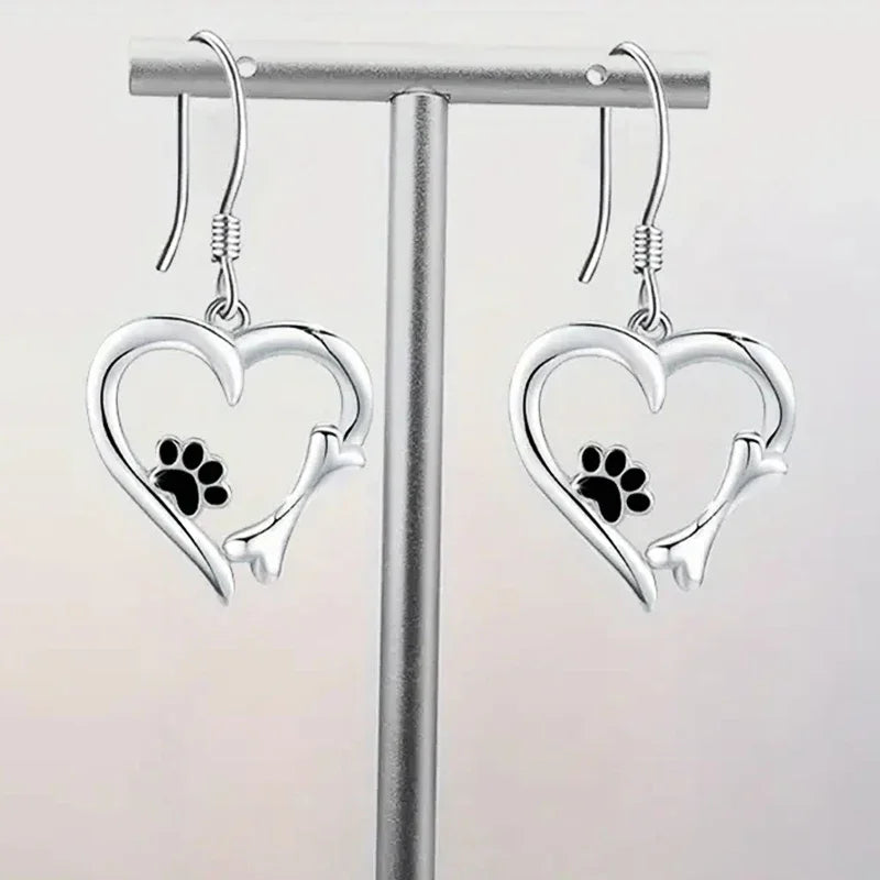 Pendientes con estampado de corazones y patas con un adorable motivo animal