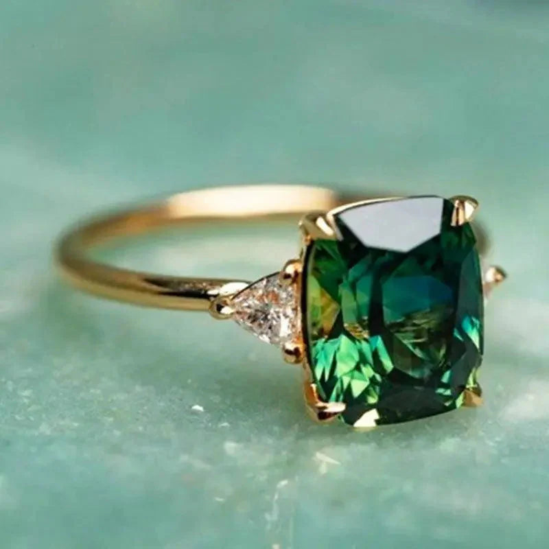 Anillo Elegante Cuadrado con Esmeralda