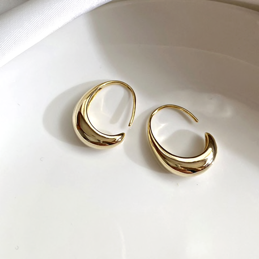 Pendientes llamativos y brillantes para un look elegante y moderno