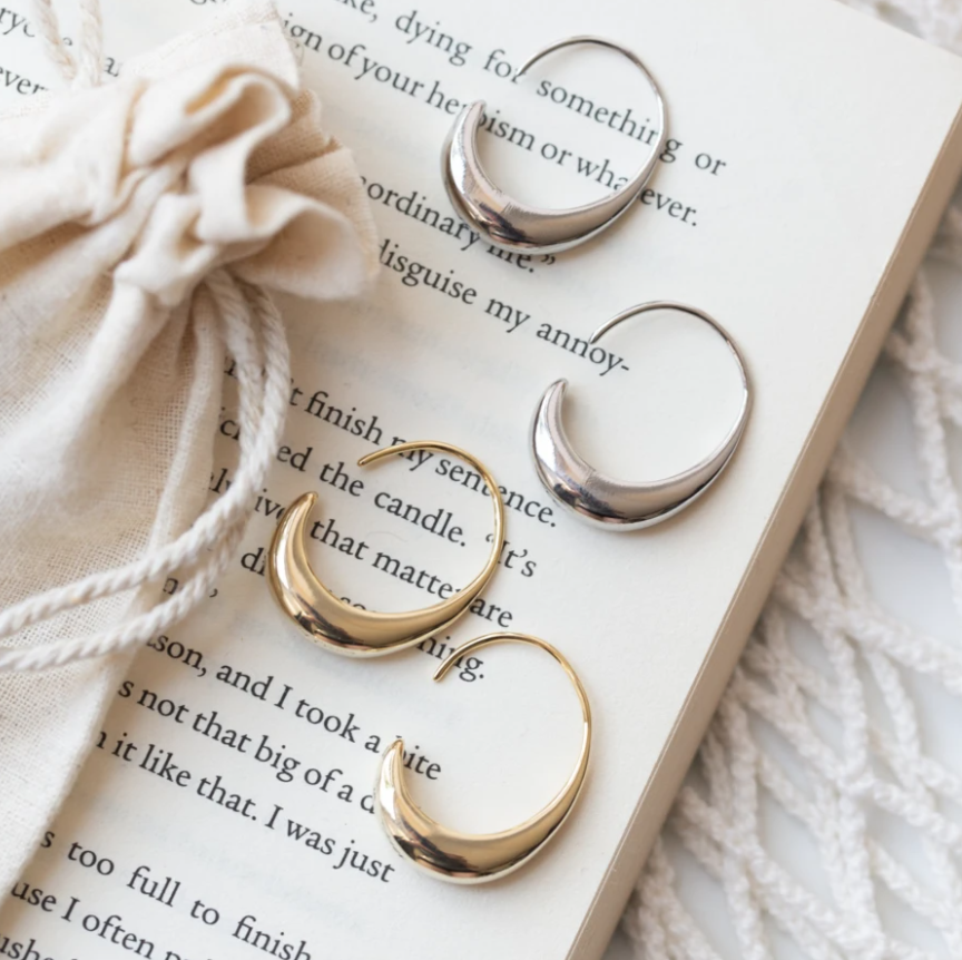 Pendientes llamativos y brillantes para un look elegante y moderno
