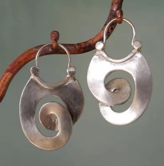 Pendientes en espiral de color plateado antiguo con grabado artístico en forma de remolino