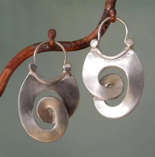 Pendientes en espiral de color plateado antiguo con grabado artístico en forma de remolino