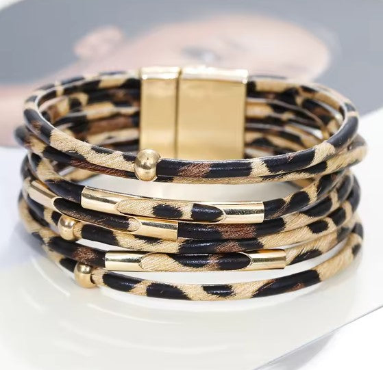 Pulsera envolvente de leopardo de moda con múltiples capas y detalles