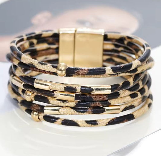 Pulsera envolvente de leopardo de moda con múltiples capas y detalles