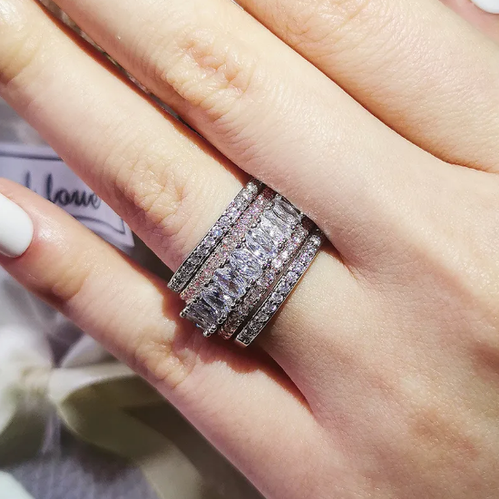 Anillo sencillo con piedra para mujer