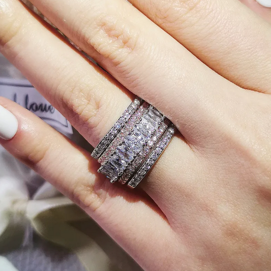 Anillo sencillo con piedra para mujer