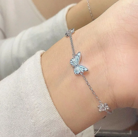 Conjunto de joyas de mariposas brillantes: collar y pulsera en azul claro
