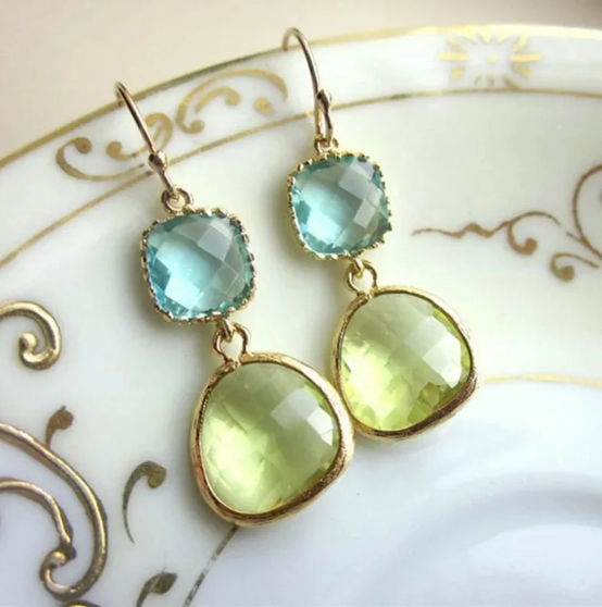 Pendientes colgantes brillantes con piedras facetadas en azul y verde lima