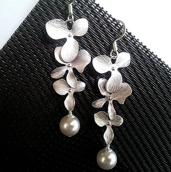 Conjunto de Collar y Pendientes de Pétalos de Plata