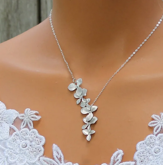 Conjunto de Collar y Pendientes de Pétalos de Plata