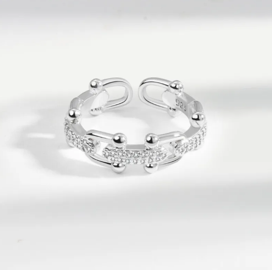 Anillo hueco con diseño de herradura