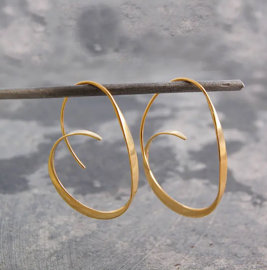 Pendientes curvos elegantes en forma de espiral orgánica