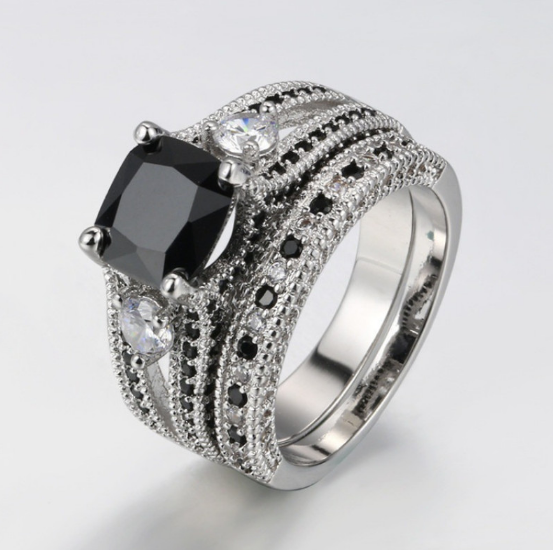 Anillo con circonitas negras y cristales