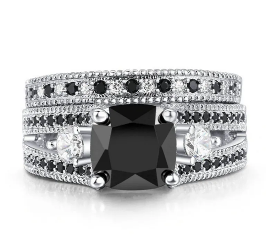 Anillo con circonitas negras y cristales