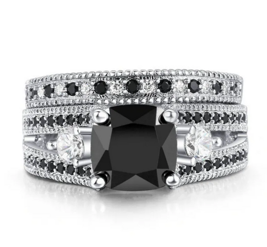 Anillo con circonitas negras y cristales
