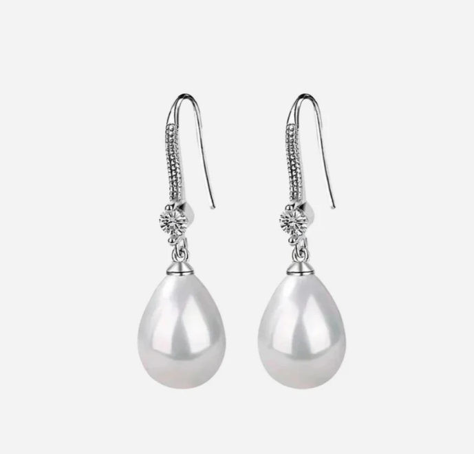 Elegantes pendientes colgantes de perlas de agua dulce con brillantes detalles de circonita cúbica
