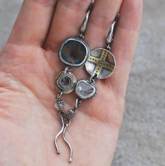 Pendientes asimétricos hechos a mano con motivos de cruz y espiral