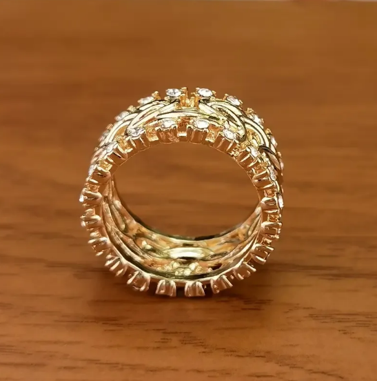 Anillo con banda de cristal trenzado