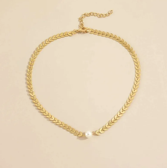 Elegante gargantilla de cadena de hojas con perla decorativa