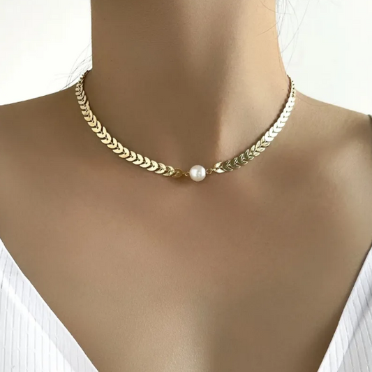 Elegante gargantilla de cadena de hojas con perla decorativa
