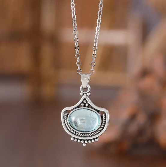 Conjunto de joyas de aspecto antiguo con piedras ovaladas azul cielo