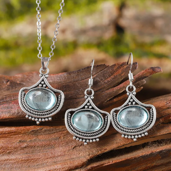 Conjunto de joyas de aspecto antiguo con piedras ovaladas azul cielo