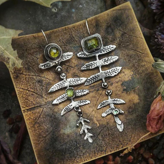 Pendientes de hojas inspirados en la naturaleza con peridoto verde