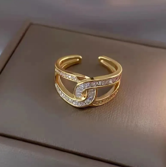 Anillo abierto con circonitas