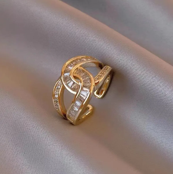 Anillo abierto con circonitas