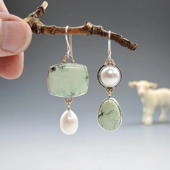 Pendientes asimétricos de piedras preciosas de turquesa y perlas