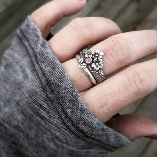 Anillos de pareja con motivos florales vintage