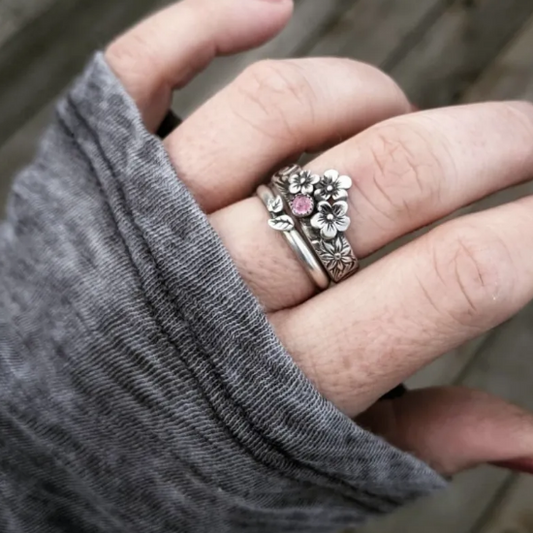 Anillos de pareja con motivos florales vintage