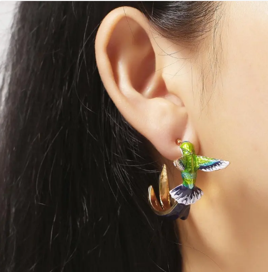 Elegantes pendientes de aro de colibrí pintados a mano y coloridos