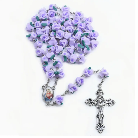 Collar rosario con cuentas de rosas y medallón sagrado