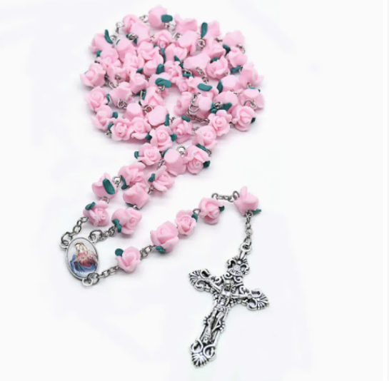 Collar rosario con cuentas de rosas y medallón sagrado