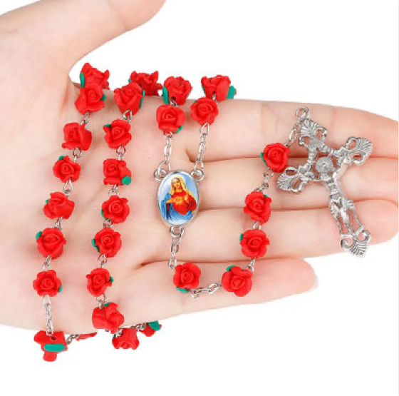 Collar rosario con cuentas de rosas y medallón sagrado