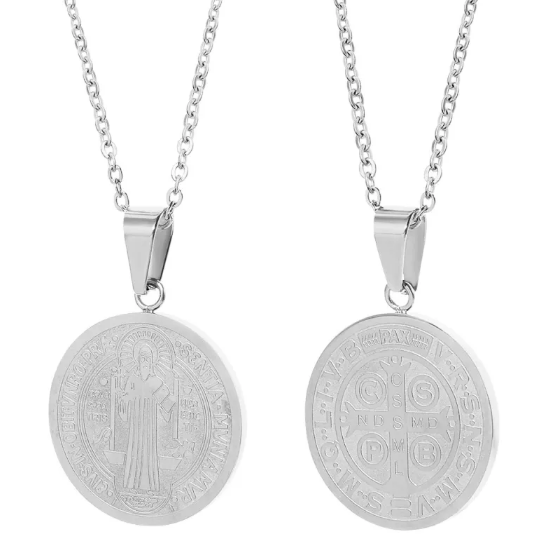Collar religioso de medallón redondo con colgantes de filigrana y cadena O