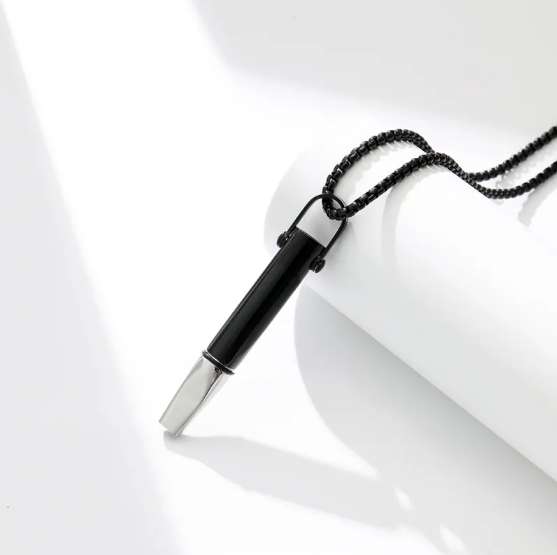 Elegante collar con silbato de acero inoxidable para hombres y mujeres preocupados por el estilo