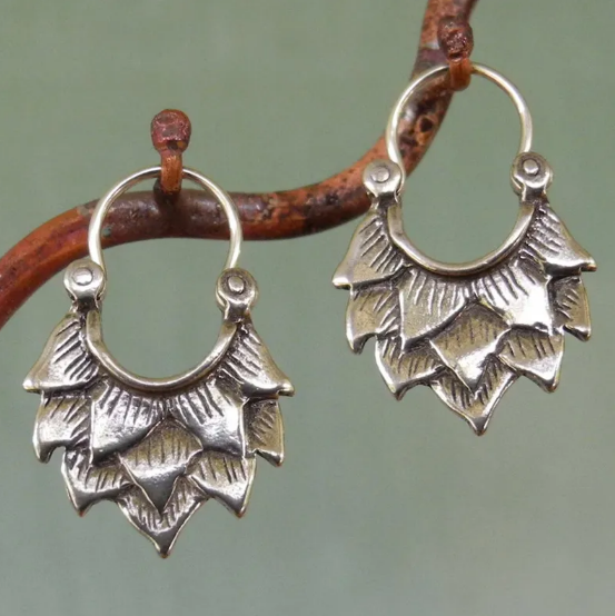 Pendientes en espiral étnicos antiguos con motivos celtas ornamentados