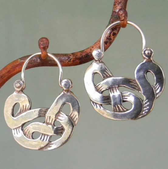 Pendientes en espiral étnicos antiguos con motivos celtas ornamentados