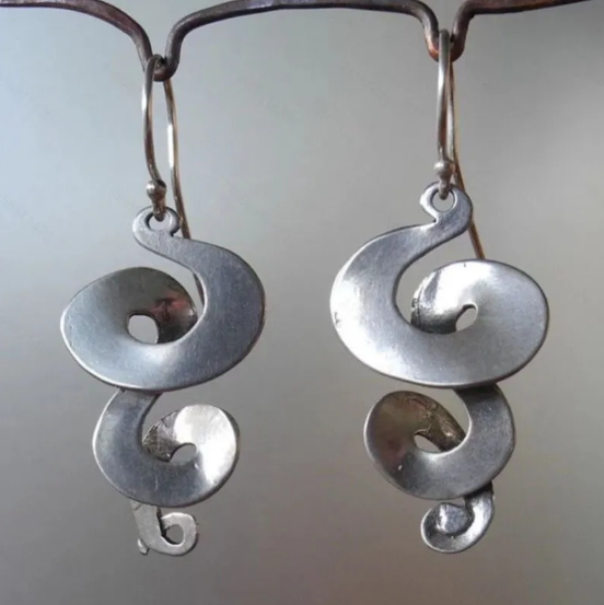 Pendientes en espiral étnicos antiguos con motivos celtas ornamentados